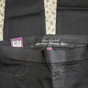 Gloria Vanderbilt pull on jeans/leggings.